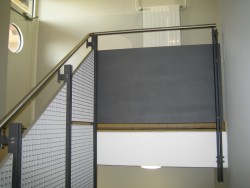 Fachhochschule Koblenz, Geländer an Treppe mit Füllung aus Gitterrosten und Edelstahl-Handlauf
